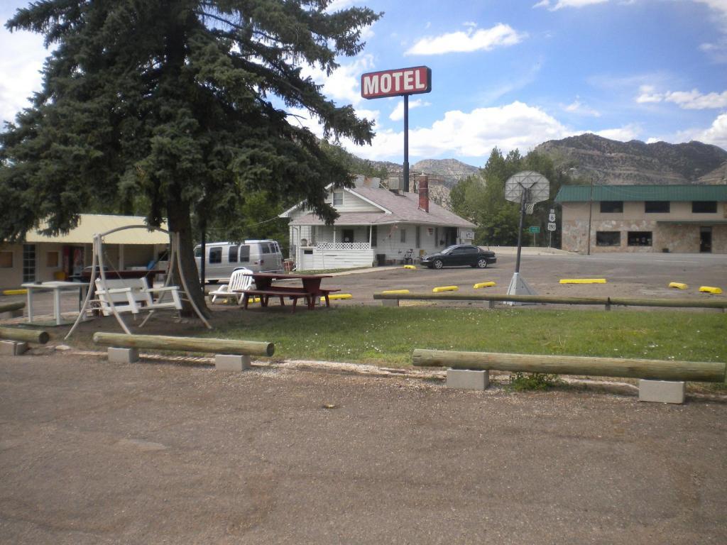Riverside Motel Helper Exterior photo