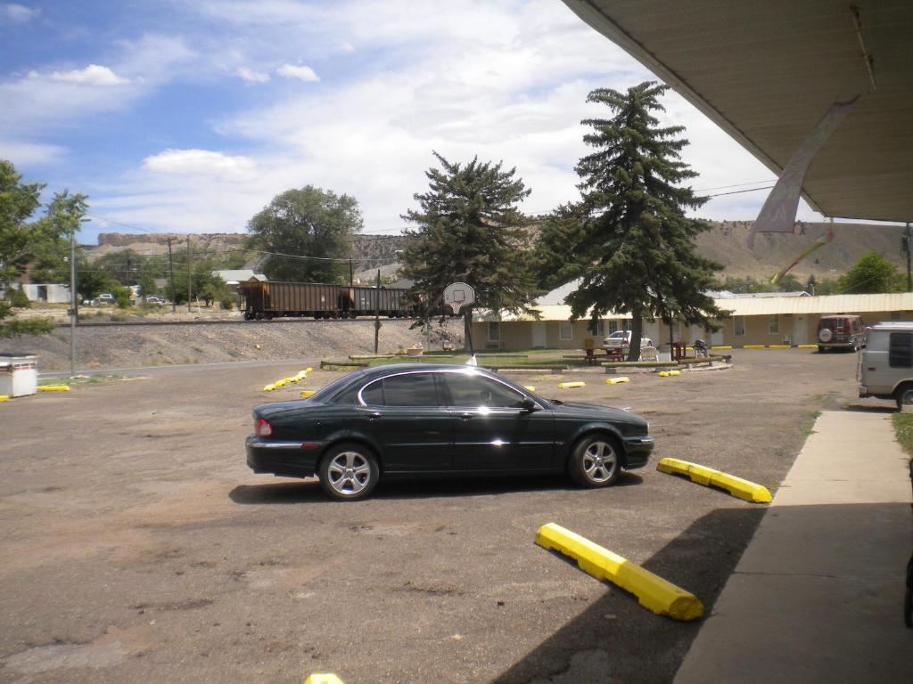 Riverside Motel Helper Exterior photo