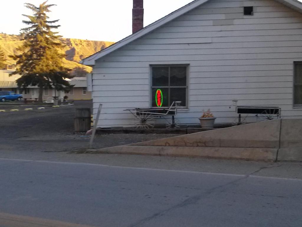 Riverside Motel Helper Exterior photo